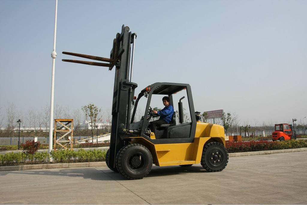 亦莊所出租的電動(dòng)叉車與液化氣叉車區(qū)別在哪